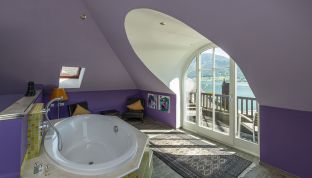 Panorama Badewanne mit Seeblick im 4-Sterne Designhotel Cortisen am Wolfgangsee im Salzkammergut