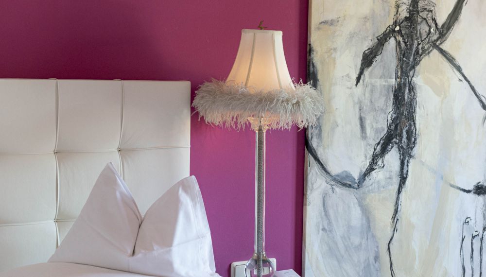 Designlampe in einem Zimmer des 4-Sterne Arthotels am Wolfgangsee
