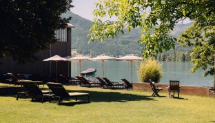 Sonnenstühle am Wolfgangsee beim Spa Hotel Cortisen mit eigenem Seezugang im Sommer