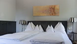 Bett im Standard Doppelzimmer im Designhotel Cortisen am Wolfgangsee
