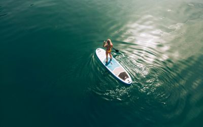 Frau auf einem Stand Up Paddle Board auf dem Wolfgangsee im Adults Only Hotel Cortisen