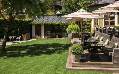 Terrasse und Blick in den Garten des Adults Only Boutique Hotel Cortisen am Wolfgangsee
