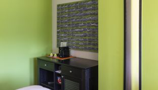 Kunstgemälde an einer Wand in der Terrassen Suite im Designhotel Wolfgangsee im Salzkammergut