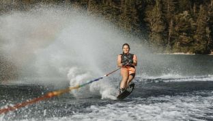 Frau beim Wasserski auf dem Wolfgangsee