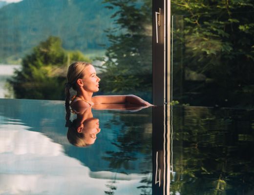 Frau entspannt im Pool des Wellnesshotels für Erwachsene im Salzburger Land