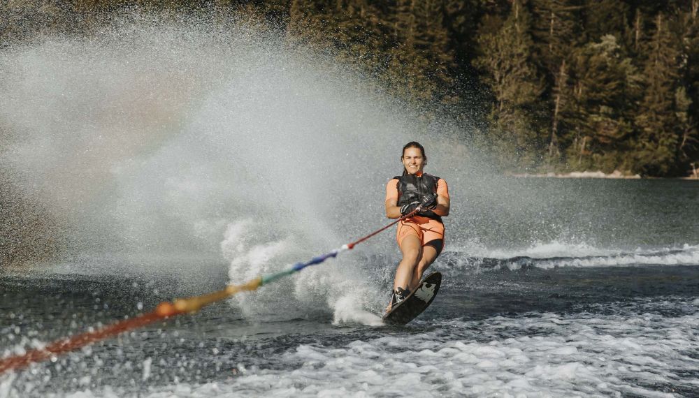 Frau beim Wasserski auf dem Wolfgangsee