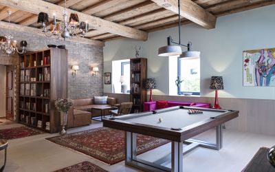 Billardtisch und Sitzecke in der Lounge im Adults Only Boutique Hotels am Wolfgangsee