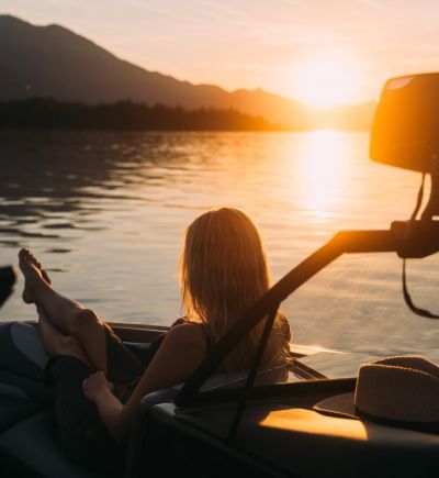 Frau im Boot beim Sonnenuntergang auf dem Wolfgangsee beim Boutique Hotel Cortisen am See
