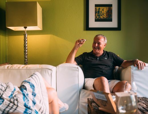 Mann raucht eine Zigarre in der Cigar Lounge im Adults Only Hotel im Salzkammergut