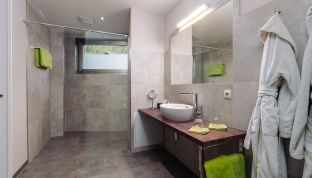 Modernes Badezimmer im Deluxe Zimmer Bergblick im Boutiquehotel Cortisen am Wolfgangsee mit hochwertiger Ausstattung und eleganter Gestaltung