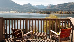 Aussicht vom Südbalkon des Deluxe Zimmers Seeblick im Boutiquehotel Cortisen am Wolfgangsee mit freiem Blick auf den See und die umliegenden Berge