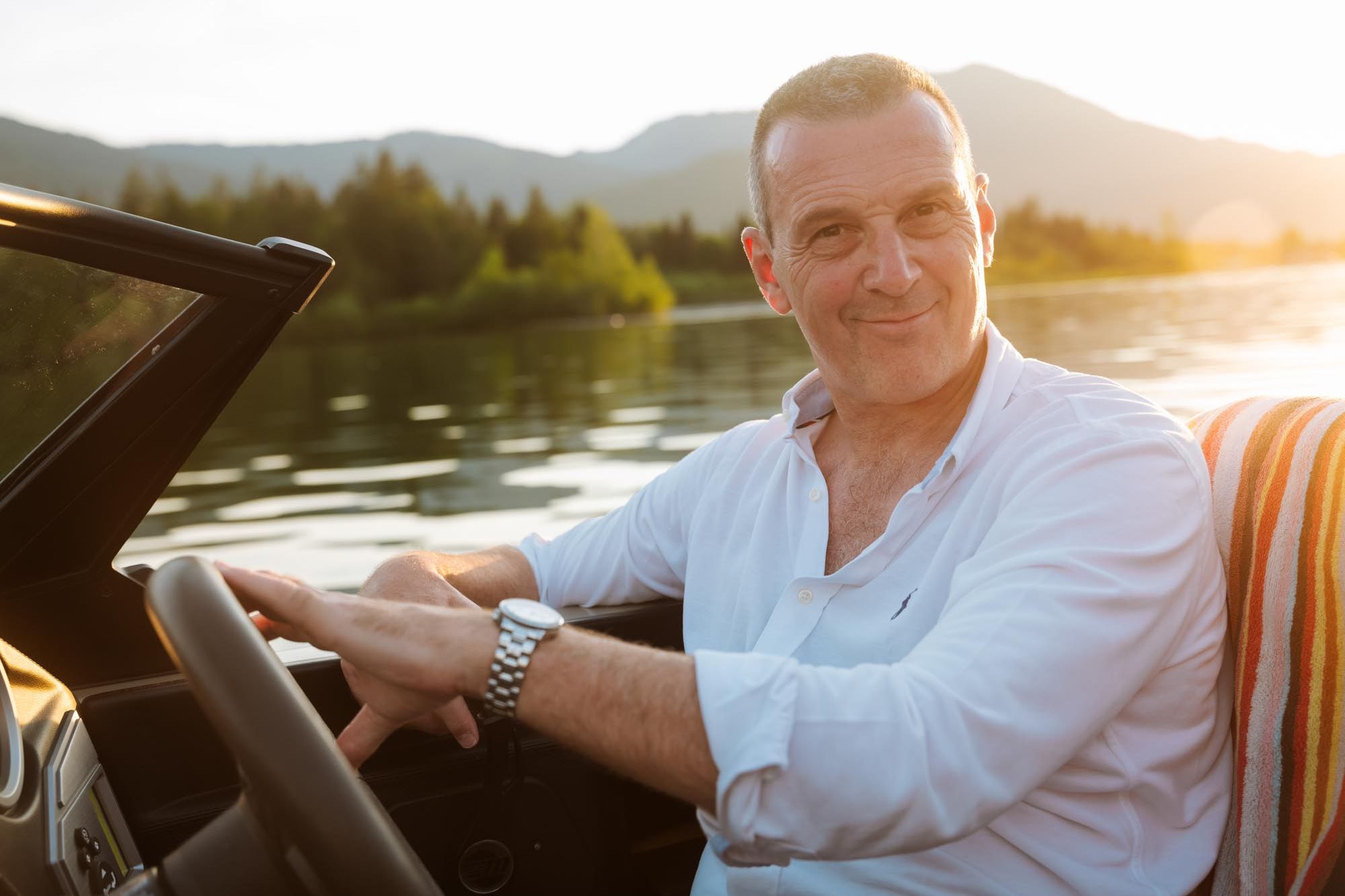 Gastgeber Roland des Boutique Hotels Cortisen am See im Boot auf dem Wolfgangsee