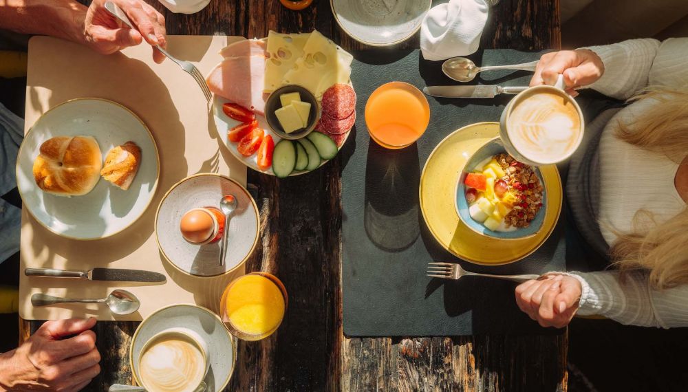 Paar beim Frühstück im Boutique Hotel Cortisen am Wolfgangsee