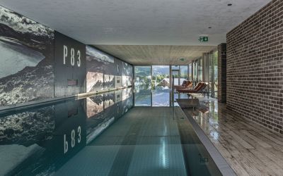 25m² Panorama Pool mit Seeblick und Liegestühlen im Spa Hotel Cortisen am Wolfgangsee