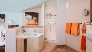 Modernes Badezimmer der Loft Suite im Boutiquehotel Cortisen am Wolfgangsee mit hochwertiger Ausstattung und elegantem Design