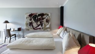 Gemälde neben dem Bett in der Red Suite im Designhotel Cortisen am Wolfgangsee