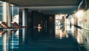 Frau im Pool des Wellnesshotels Cortisen am Wolfgangsee