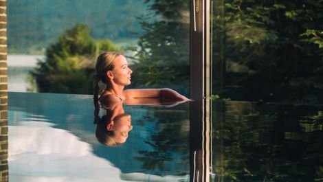 Frau entspannt im Pool des Wellnesshotels für Erwachsene im Salzburger Land
