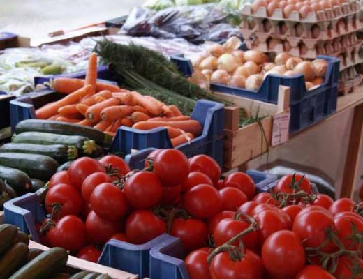 Gemüsestand auf dem Bauernmarkt in St. Gilgen am Wolfgangsee