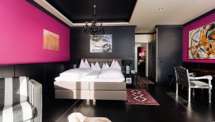 Elegante Black Suite im Boutiquehotel Cortisen am Wolfgangsee mit hochwertigem Design und gemütlicher Wohnatmosphäre