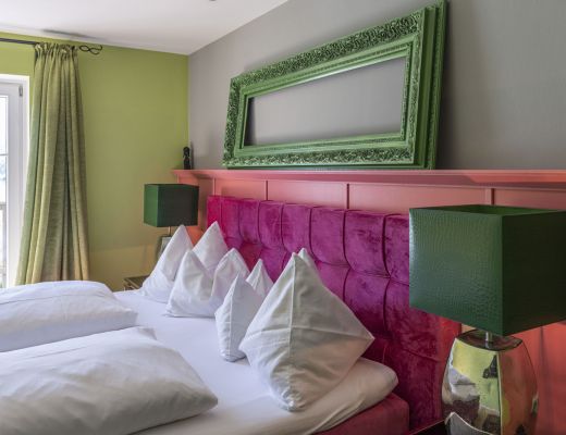 Bett im Zimmer mit Premium Seeblick im Boutqiue Hotel am Wolfgangsee