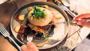 Burger essen im Restaurant Cortisen am Wolfgangsee mit direktem Seezugang