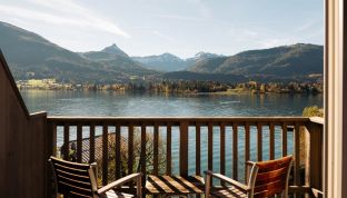 Südbalkon des Deluxe Zimmers Seeblick im Boutiquehotel Cortisen am Wolfgangsee mit sonniger Lage und freiem Blick auf See und Berge