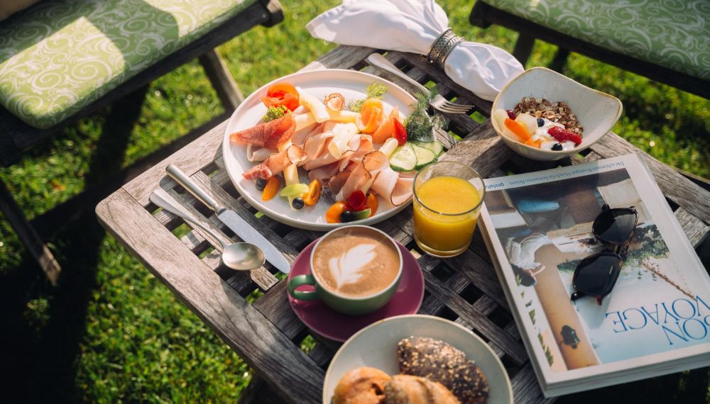 Gourmet Frühstück mit Kaffee, Saft und Brötchen im Boutique Hotel Cortisen am Wolfgangsee