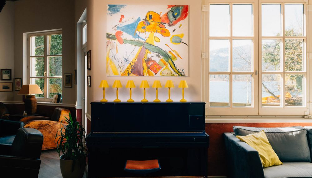 Klavier und Kunst in den Zimmern vom Designhotel Cortisen am Wolfgangsee