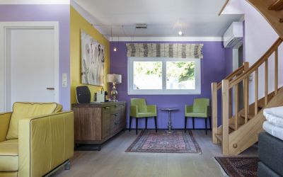 gelb-lila Flur der stilvollen Owner Suite im Designhotel Cortisen am Wolfgangsee im Salzkammergut