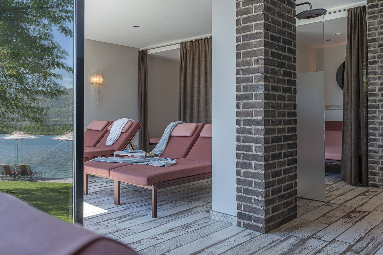 Liegen in der Relax Are mit Seeblick im Adults Only Hotel Cortisen am Wolfgangsee
