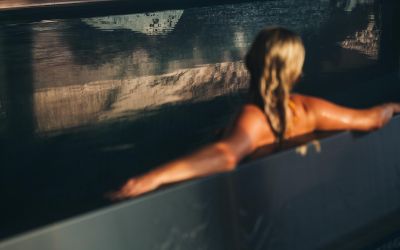 Frau im 25m² Infinity-Pool im Adults Only Hotel am Wolfgangsee