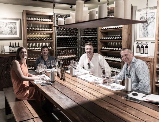 Gastgeber mit Freunden im Weinkeller des Adults Only Boutique Hotel Cortisen am Wolfgangsee