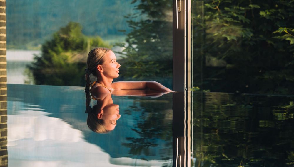 Frau entspannt im Pool des Wellnesshotels für Erwachsene im Salzburger Land