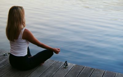 Frau beim Yoga im Spa Hotel Cortisen am Wolfgangsee mit eigenem Seezugang