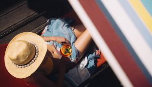 Frau entspannt im Adults Only Boutique Hotel im Salzkammergut mit eigenem Seezugang