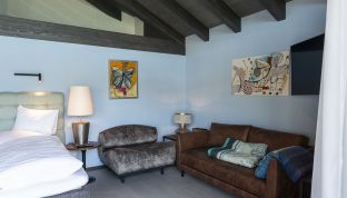 Kunstgemälde in der Bootshaus Suite im Designhotel Cortisen am Wolfgangsee im Salzkammergut