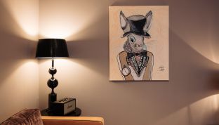 Detailaufnahme eines Kunstwerks im Deluxe Zimmer Bergblick im Boutiquehotel Cortisen am Wolfgangsee mit modernem Design und hochwertiger Atmosphäre