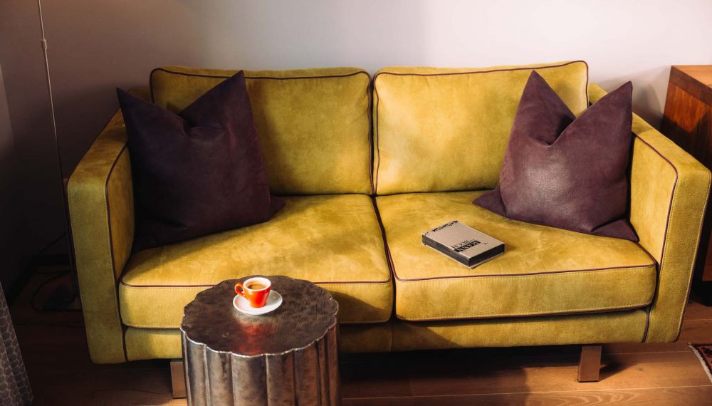 Couch im Designhotel Cortisen am Wolfgangsee