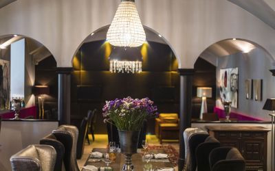 Gedeckte Tische im Gourmet Restaurant im Adults Only Hotel Cortisen am Wolfgangsee im Salzkammergut