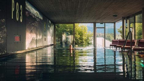 Frau schwimmt im Infinity-Pool im Spa Hotel Cortisen am See im Salzburger Land