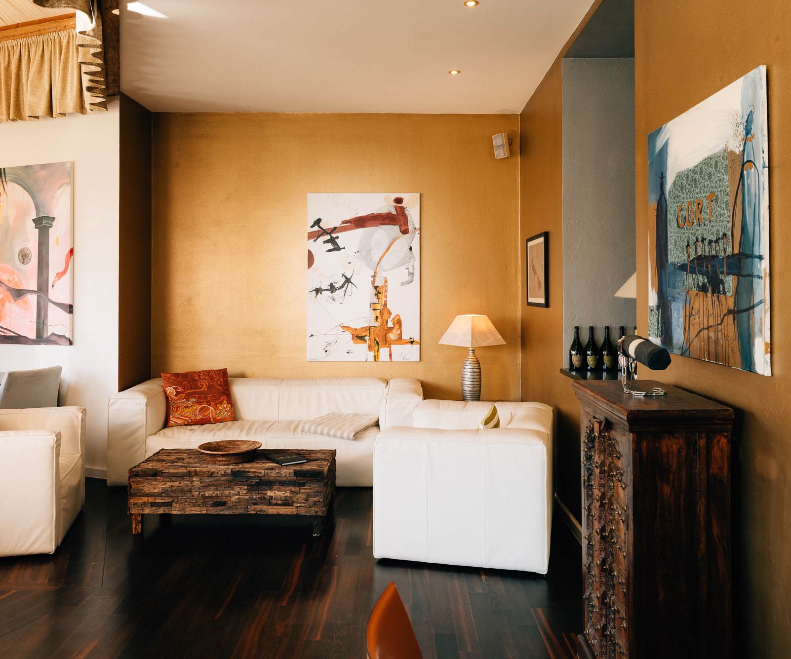 mehrere Wand-Gemälde in der Lounge im Designhotel im Salzkammergut am Wolfgangsee