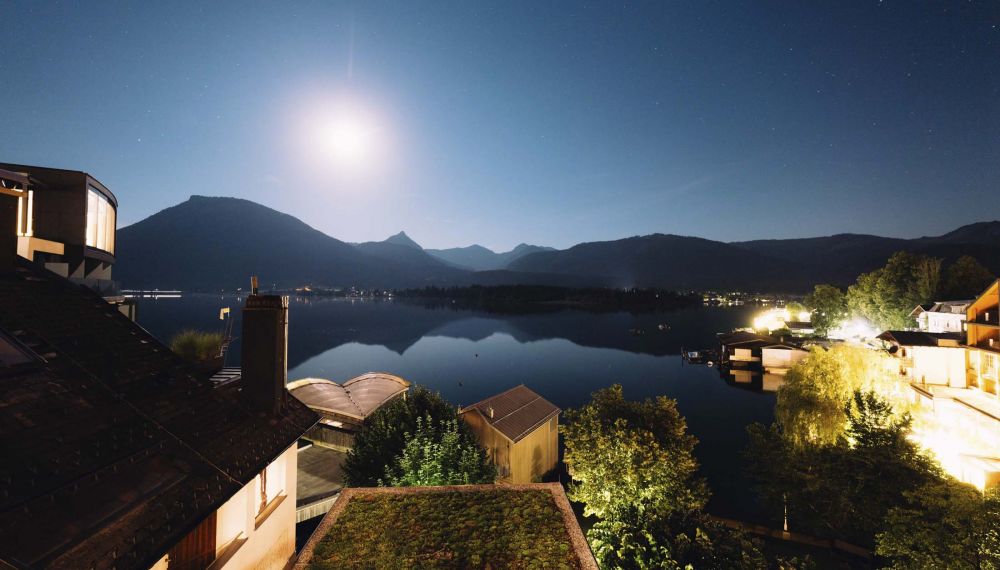 Ausblick vom Boutique Hotel Cortisen auf den Wolfgangsee bei Nacht