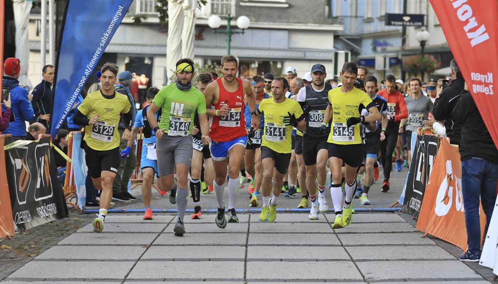 Läufer beim Marathonstart des Wolfgangseelauf ©️Wolfgangseelauf