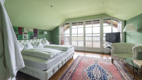 Schlafzimmer der Limelight Suite mit Seeblick und Doppelbett im Adults Only Hotel Cortisen am Wolfgangsee