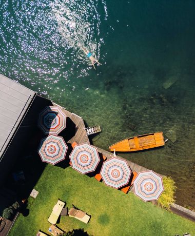 Blick von oben auf das Adults Only Hotel Cortisen am Wolfgangsee mit eigenem Seezugang