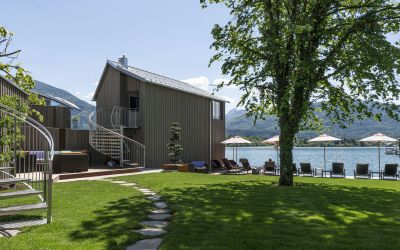 Blick vom Garten zum Bootshaus und eigenem Seezugang des Hotel Cortisen am Wolfgangsee