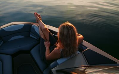 Bootsfahrt mit einer Frau im Boutique Hotel am Wolfgangsee