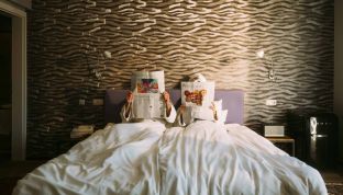 Paar im Design Zimmer des Adults Only Boutique Hotel am Wolfgangsee im Salzkammergut