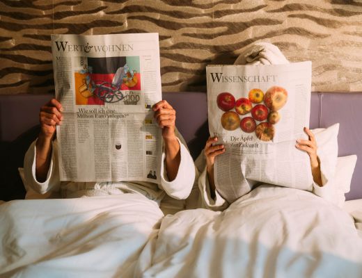 Paar im Designzimmer im Adults Only Hotel am Wolfgangsee
